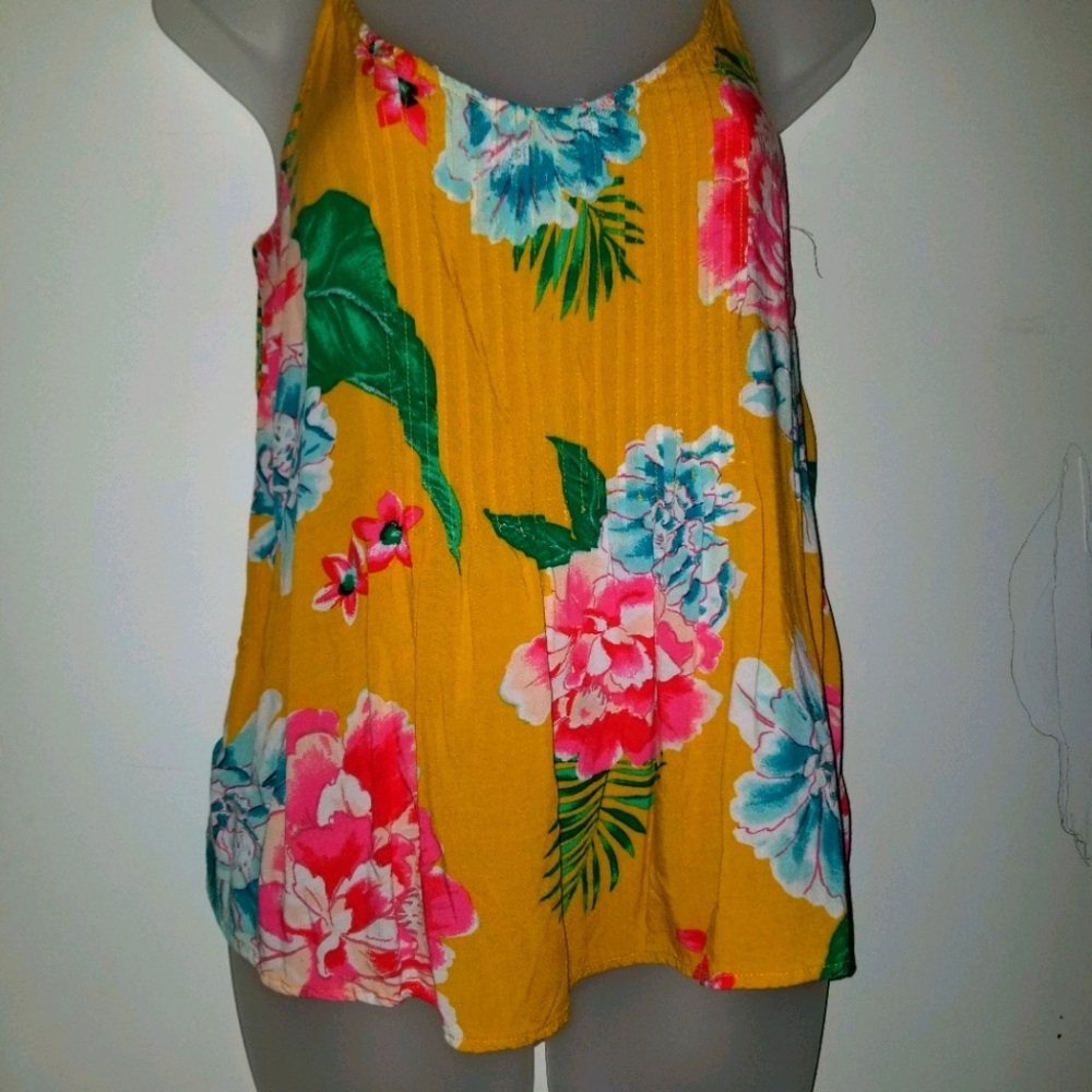 Adjustable strap floral tank top.
